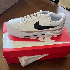 NIB Nike Women's White and Black Athletic Sneakers